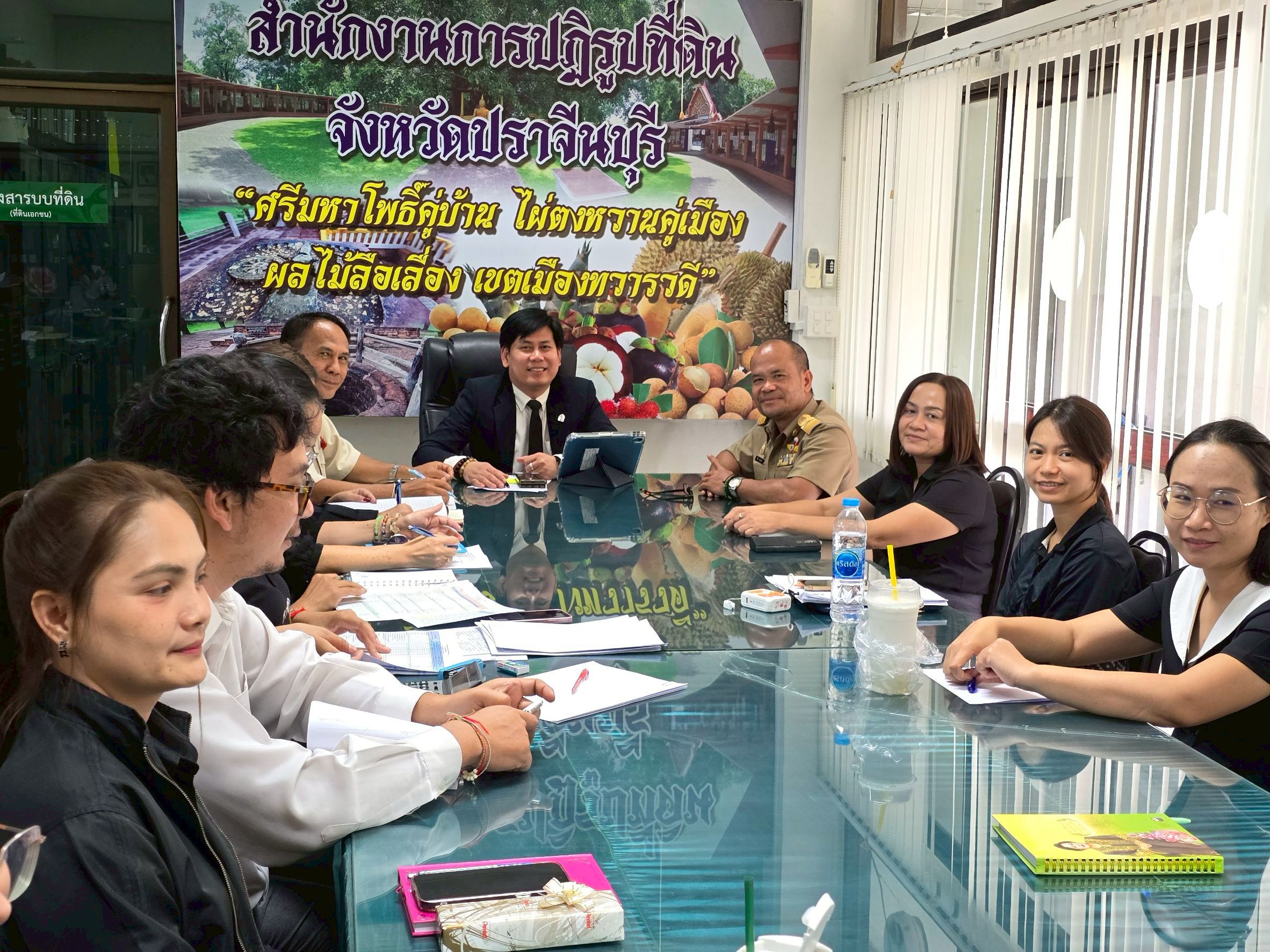 title - วันที่ 19 มกราคม 2568 เวลา 13.00 น. นายวิทูล ประดิษฐบุญ ปฏิรูปที่ดินจังหวัดปราจีนบุรี พร้อมด้วยเจ้าหน้าที่  ทุกกลุ่ม/ฝ่าย  เข้าร่วมประชุมสำนักงาน ประจำเดือนมกราคม และมอบนโยบาย  ขับเคลื่อนงานตามนโยบายประจําปีงบประมาณ 2569 พร้อมทั้ง ต้อนรับสมาชิกใหม่ 